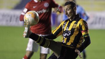 Pablo Escobar controla un bal&oacute;n ante la mirada de Fabricio (Internacional) en un partido de Copa Libertadores