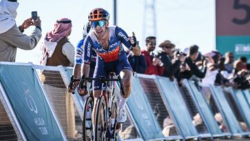 Simon Yates celebra su victoria en la 5ª etapa del AlUla Tour 2024.