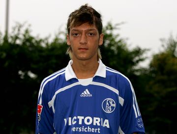 Mesut Özil posando durante la presentación del primer equipo de la Bundesliga del FC Schalke 04 en julio de 2006