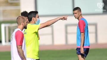 Iraola, dando indicaciones a sus jugadores durante un entrenamiento.