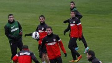 La ausencia de Tiago, que se lesionó en una acción con Gary Medel en la vuelta de la semifinal de Copa del Rey, ha sido la nota destacada en el entrenamiento rojiblanco.