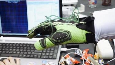 Siente la realidad virtual gracias a los guantes Hands Omni