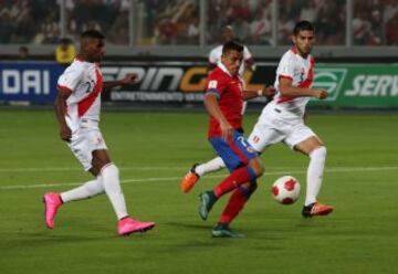 LIM10. LIMA (PERÚ), 13/10/2015.- El futbolista chileno Alexis Sánchez (c) anota un gol ante la marca de los peruanos Carlos Ascues (i) y Carlos Zambrano (d) hoy, martes 13 de octubre de 2015, durante un partido entre Chile y Perú por las eliminatorias al mundial de fútbol Rusia 2018, en el Estadio Nacional de Lima (Perú). EFE/Ernesto Arias