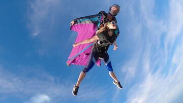Una pareja salta en Wingsuit Tandem, experiencia pionera de Sky Vibration en los alpes. 