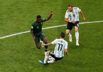 Wilfred Ndidi con Gonzálo Higuaí­n y Ángel Di Marí­a.