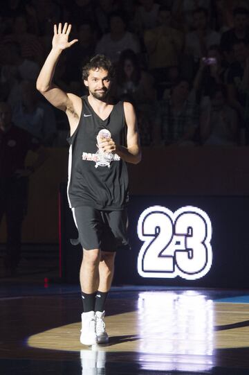 Los de Marc ganaron 95-91 a los de Pau. El partido solidario fue a beneficio de La Gasol Foundation que destinará el dinero a becas para equipos sin recursos. En la foto, Sergio Llull.