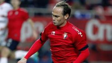 <b>POLÉMICA. </b>Nino cae ante Palop y Osasuna pidió penalti pero el delantero pareció iniciar antes la caída.