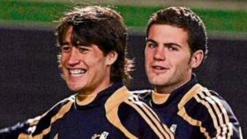 <b>A REMAR. </b>Bojan y Mata en un entrenamiento con la Sub-21.