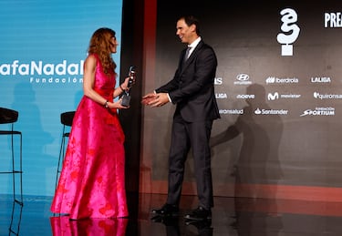 Entrega el premio Pilar Gil,  Vicepresidenta de Prisa y Consejera Delegada de Prisa Media a Rafa Nadal.