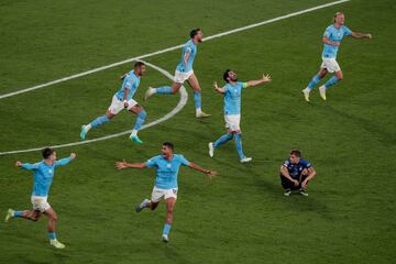La alegría de los jugadores del Manchester City tras terminar el partido.
