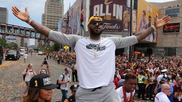 Cleveland Cavaliers Lebron James celebrates with the crowd during a parade to celebrate winning the 2016 NBA Championship in downtown Cleveland, Ohio, U.S. June 22, 2016.  REUTERS/Aaron Josefczyk 