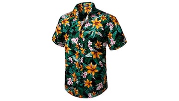 Camisa hawaiana con estampado floral.