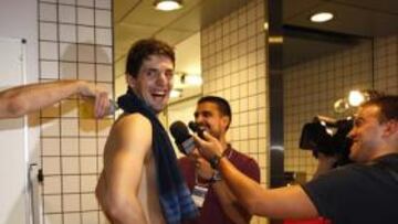 <b>ESTRELLA. </b>Mirotic, exultante, celebra el pase a la Final Four en el vestuario mientras su compañero Velickovic le moja con una botella.