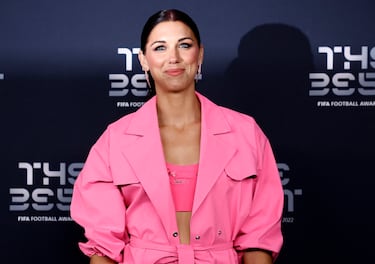 Alex Morgan de San Diego Wave posando a su llegada a la ceremonia de los Premios The Best.