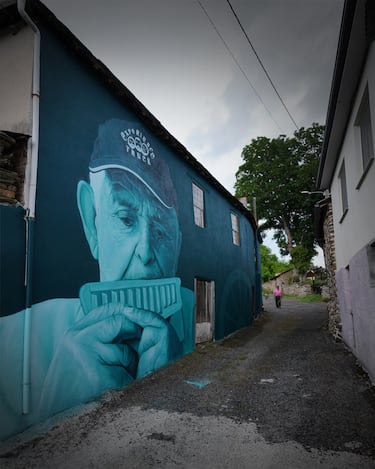 
En Castiñeiro, grises, ocres y matices metálicos tallan un rostro de oficio. Devane eleva al afilador a mito urbano.