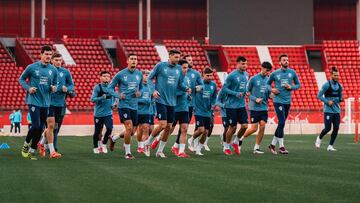 El Almería calienta motores. Aladerecha Luis Suárez.