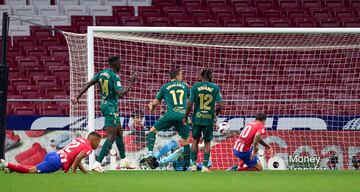 3-2. Nahuel Molina pasa a Samuel Lino, el delantero centra Saúl Ñíguez por la izquierda que asiste a Ángel Correa para que anote a placer el tercer tanto rojiblanco.