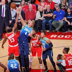 Unos Rockets sin altura ganan a los Mavs con Doncic ausente