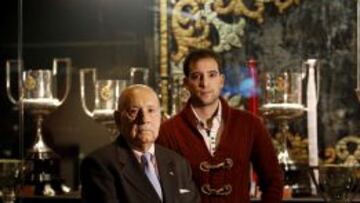 José Luis Rodríguez, socio número uno, y Roberto Sánchez, socio 75.000, posan en el Museo rojiblanco ante los títulos colchoneros.