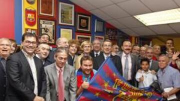 <b>"NO ES LA MANITA, ES UN SALUDO". </b>Los peñistas saludan a la cámara entre bromas por la manita del partido de la primera vuelta.