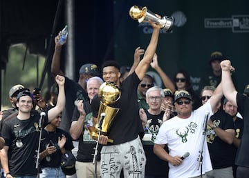 Giannis Antetokounmpo celebra con el trofeo Larry O'Brien y MVP de las finales el título de campeones de la NBA.