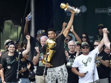 Giannis Antetokounmpo celebra con el trofeo Larry O'Brien y MVP de las finales el título de campeones de la NBA.