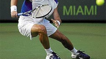 <b>A UN PASO DE LA FINAL.</B> El tailandés Paradorn
Srichaphan, un rival al que jamás se ha enfrentado Carlos Moyá, será mañana su último obstáculo hacia la final del Torneo de Miami, que se disputará el domingo. De conquistar el título, el tenista mallorquín podría incluso marcharse de Cayo Vizcaíno como primer clasificado en la Carrera de Campeones.