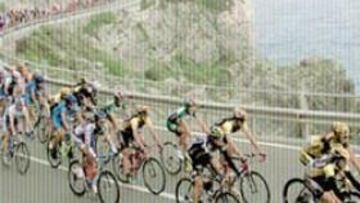 <b>LA CLASSICISSIMA.</b> Un pelotón de doscientos corredores en la prueba más larga (casi 300 km).