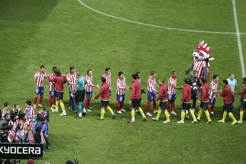 Los jugadores del Atl¨¦tico de Madrid y del Barcelona se saludan antes de comenzar el encuentro.