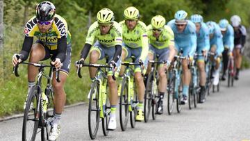 El ciclista eslovaco del equipo Tinkoff Peter Sagan (izquierda) manda en el grupo durante la cuarta etapa de la Vuelta a Suiza.