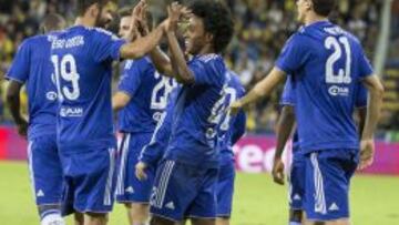 Willian es felicitado por sus compañeros del Chelsea tras su cuarto gol de falta en esta Champions.