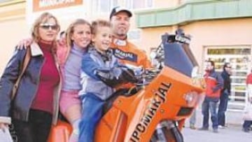 <b>CON SU FAMILIA. </b>La gran pasión de José Manuel era su familia. En la presentación de su proyecto para el Dakar le acompañaron su mujer y sus dos hijos, que ahora han sufrido este auténtico mazazo. La última vez que pudieron ver al piloto fue en las imágenes que Televisión Española ofreció el día de su accidente. Entonces parecía que las consecuencias no serían tan graves.