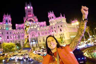 Jennifer Hermoso en la rúa a su paso por la plaza de La Cibeles.
