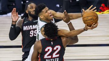 Kissimmee (United States), 31/08/2020.- Milwaukee Bucks forward Giannis Antetokounmpo of Greece (C) in action against Miami Heat forward Jimmy Butler (R) and Miami Heat forward Jae Crowder (L) during the second half of the NBA basketball semifinal Eastern Conference playoff game one between the Miami Heat and the Milwaukee Bucks at the ESPN Wide World of Sports Complex in Kissimmee, Florida, USA, 31 August 2020. (Baloncesto, Grecia, Estados Unidos) EFE/EPA/JOHN G. MABANGLO SHUTTERSTOCK OUT