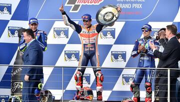 Márquez con Rossi y Maverick en el podio de Australia.