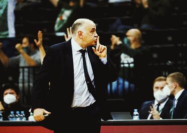 Pablo Laso inició su décima temporada en el banquillo del Real Madrid con su 20º título con el equipo blanco, la Supercopa de Tenerife 2020. En este tiempo, el técnico vitoriano ha disputado 27 de las 37 finales posibles y, aparte de seis Supercopas (2012, 2013, 2014, 2018, 2019 y 2020), ha logrado también dos Euroligas (2015 y 2018), cinco Ligas (2013, 2015, 2016, 2018 y 2019), seis Copas del Rey (2012, 2014, 2015, 2016, 2017 y 2020) y la Intercontinental de 2015. Laso, que ya ha alcanzado los 200 triunfos en la Euroliga, se convertirá, en principio, en el técnico que más partidos del Real Madrid ha dirigido en unas semanas. Está a 15 de Lolo Sainz, que estuvo 14 cursos en el equipo blanco y 734 partidos.