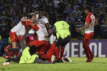 El Campín volvió a ser el escenario de un clásico histórico. Santa Fe y Millonarios tuvieron que irse hasta los penales para definir el clasificado a los cuartos de final de la Copa Sudamericana, serie en la que ganó el equipo cardenal.