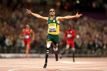 Oscar Pistorious rushed to hospital, denies suicide bid