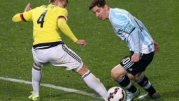 Messi ante Santiago Arias en la Copa América de Chile 2015