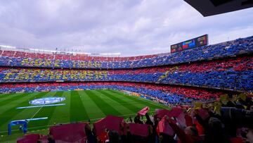 Vista general del Camp Nou con un lleno total en un partidos de fútbol femenino.