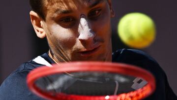 Carabelli juega con una brecha tras desmayarse en el hotel