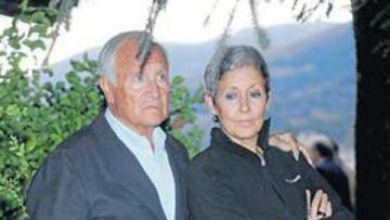 <b>LA FAMILIA OCHOA. </b>La viuda de Paquito, arriba, estuvo respaldada en todo momento por la familia Ochoa. Blanca, a la derecha, y sus hermanos, izq., recibieron el calor de mucha gente. Entre los conocidos Ángel Nieto, Ramón Calderón, Santiago Fisas o Jaime Lissavetzky.