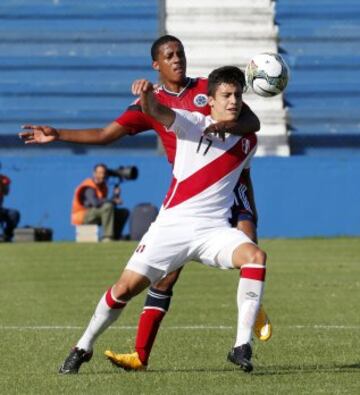 Colombia vs Perú en el hexagonal de Uruguay. REUTERS/Andres Stapff (URUGUAY - Tags: SPORT SOCCER)