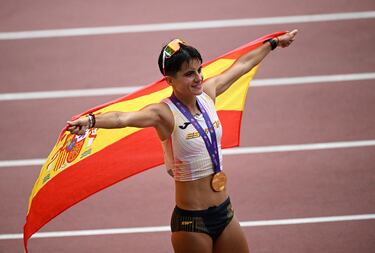 Celebración de María Pérez tras ganar la prueba femenina de 35 kilómetros marcha en el primer día del Campeonato Mundial de Atletismo Tokio 2025 en el Estadio Nacional.