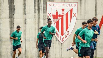 LEZAMA, 08/08/2024.- El jugador del Athletic Club de Bilbao Nico Williams (c) durante el entrenamiento de este jueves con el que el conjunto rojiblanco prepara el último amistoso de pretemporada, la visita del sábado ante el WfB Stuttgart en el MHP Arena. EFE/Javier Zorrilla.