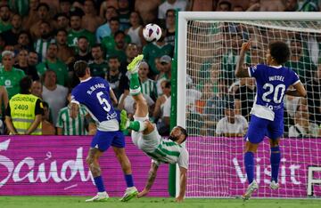 Isco remata de forma acrobática dentro del área del conjunto colchonero.