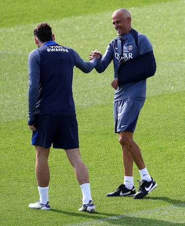 Luis Enrique apareció en el entrenamiento del Paris Saint-Germain Football Club tras someterse a la operación de clavícula. El técnico español sufrió un accidente al montar en bicicleta, de la que se cayó.