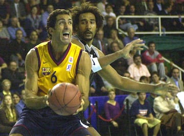 Uno de los fichajes más sonados, en su momento, de la historia del baloncesto europeo. Y un absoluto desastre. Rony Seikaly, pívot de origen libanés que jugó 12 años en la NBA con temporadas de 17 puntos y 12 rebotes por noche. Con 35 años llegó a Barcelona para ser una estrella a este lado del Atlántico y con un sueldo de 1,8 millones. Pero chocó con Aíto García Reneses, no se adaptó, quiso un trato especial que no se le dio y desapareció. Eso hizo, no hay mal que por bien no venga, que se abrieran unos minutos en pista por los que se coló Pau Gasol.