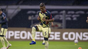Pedro Aquino durante el calentamiento con el América