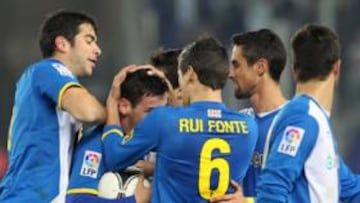 <b>ESE BALÓN ES SUYO. </b>Los jugadores del Espanyol se abalanzan sobre Álvaro Vázquez, autor del 'hat-trick', justo al final del partido.